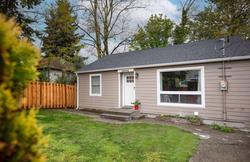 Bryn Mawr-Skyway House | Cozy 2BR 1BA Lower unit Retreat Near Airport