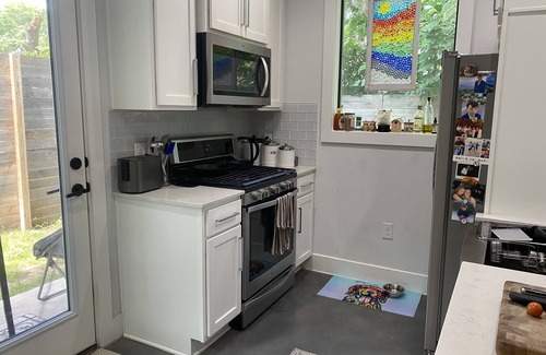 Holly House | Cozy 2BR/2.5BA home in walkable East Austin! Fully fenced yard for your pups.