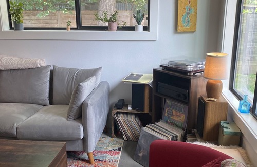 Holly House | Cozy 2BR/2.5BA home in walkable East Austin! Fully fenced yard for your pups.