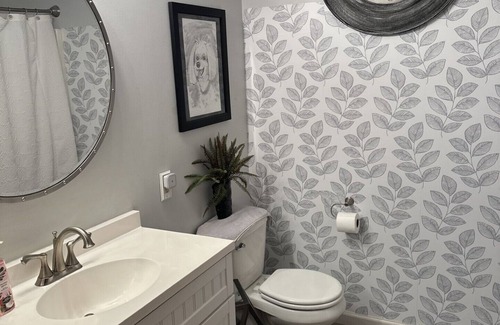 Canton Condo | Cozy 2BR 2BA condo in welcoming Hall of Fame City, just 3.6 mi from it all!