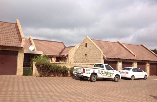 Bloemfontein House | Cozy 2BR 2BR Townhouse Netflix Private Parking Great Location!