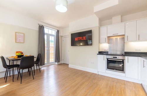Southampton Apartment | Cozy 2BR Apt w/Modern Amenities