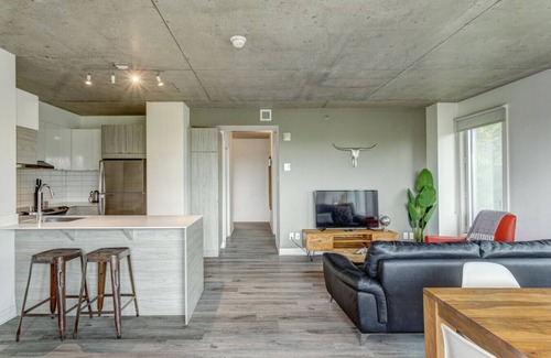 Little Burgundy Apartment | Cozy 2BR Apt with Patio and Prime Spot Near Metro