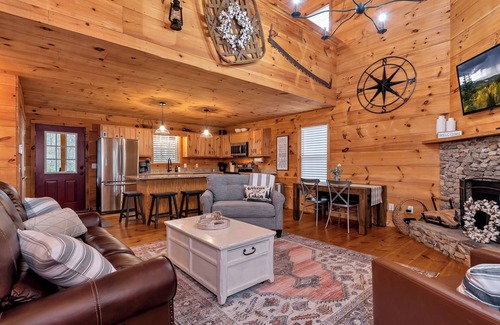Sautee Nacoochee Cabin | Cozy 2BR Cabin w/Loft & Fire Pit, 5mi Helen GA