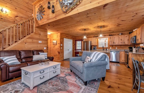 Sautee Nacoochee Cabin | Cozy 2BR Cabin w/Loft & Fire Pit, 5mi Helen GA