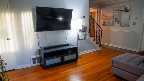 Near East Columbus House | Cozy 2BR Condo near Franklin Park and Downtown