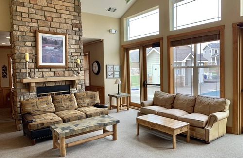 Greeley Condo | Cozy 2BR condo near hospitals/shopping! Family-sized condo with pool/fitness!