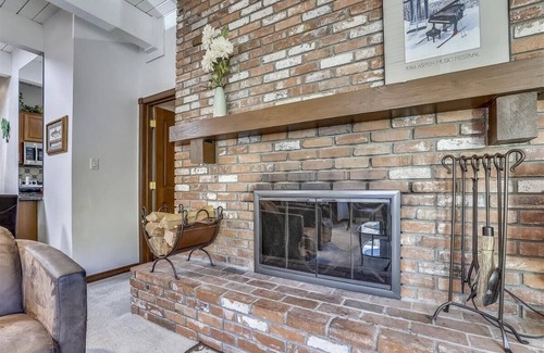 Aspen Condo | Cozy 2BR Condo w/Mountain Views & Hot Tub