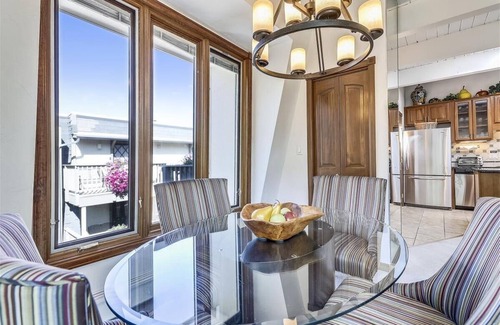 Aspen Condo | Cozy 2BR Condo w/Mountain Views & Hot Tub