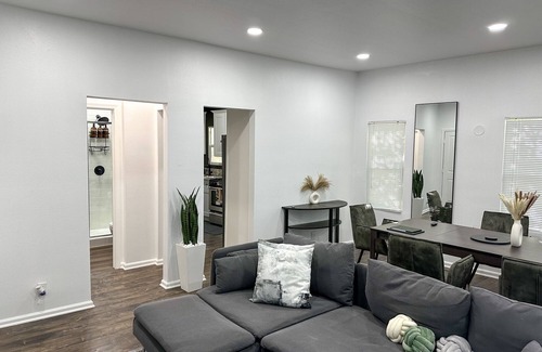 Florence-Graham House | Cozy 2BR Duplex in Downtown LAn