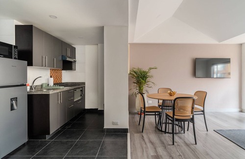 Chapinero House | Cozy 2BR @Financial Heart with Queens Beds