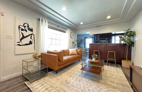 View Park-Windsor Hills House | Cozy 2BR Gem Near LAX, SoFi Stadium & The Forum - MK1