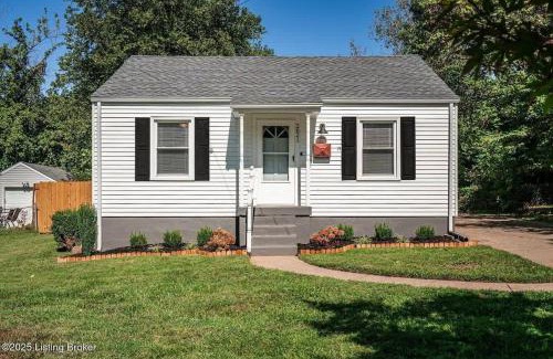 Clifton Heights House | Cozy 2BR Home Near Downtown w Backyard & Parking