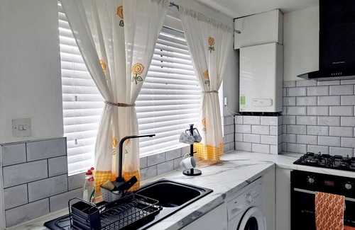 Leeds House | Cozy 2BR Home Pets Welcome Free Parking & Wifi