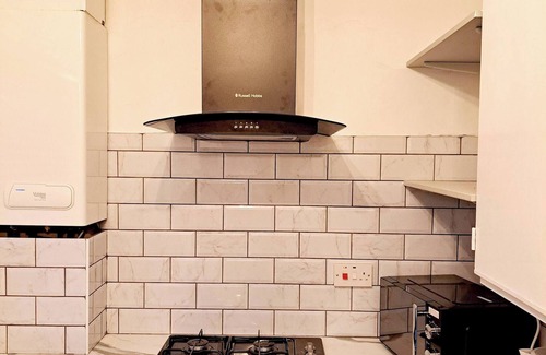 Leeds House | Cozy 2BR Home Pets Welcome Free Parking & Wifi