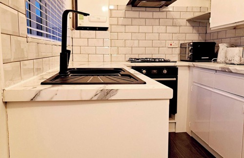 Leeds House | Cozy 2BR Home Pets Welcome Free Parking & Wifi