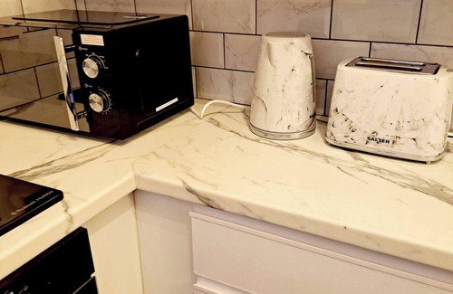 Leeds House | Cozy 2BR Home Pets Welcome Free Parking & Wifi