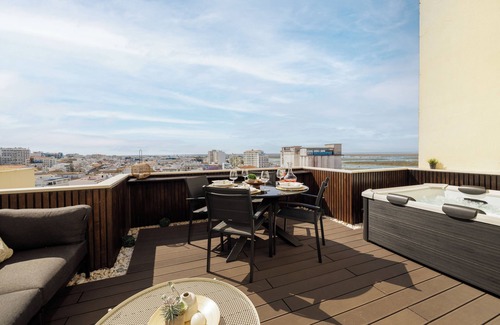 Sao Pedro Apartment | Cozy 2BR - Hot Tub - Sea View