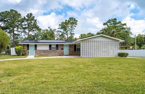 Highlands House | Cozy 2BR | King Beds | Parking | Near Attractions