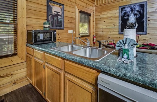 Sevierville Cabin | *Cozy 2BR + LOFT! Game Room HOT TUB! Arcade*