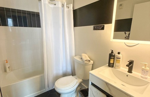 Elizabeth Apartment | Cozy 2BR Near Airport 4973