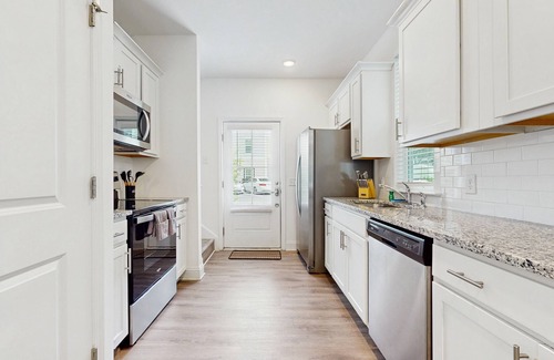 Goose Creek House | Cozy 2BR Pet Friendly Walkable Resort Cottage w/Pool Access