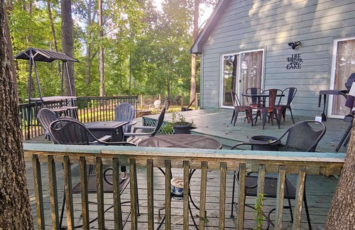 Chickamauga Lake House | Cozy 2BR Retreat Among Trees and Water with A/C & WiFi on Hiwassee River