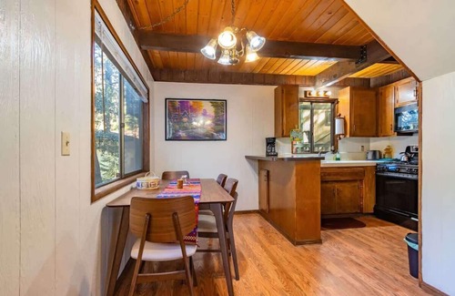 Crestline House | Cozy 2BR Retreat Near Lake Grego with Mountain Views