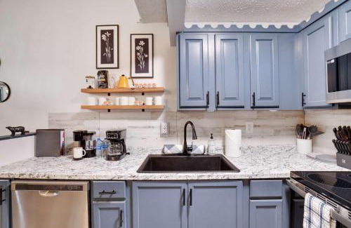 White Haven House | Cozy 2BR Townhouse with Mountain Views & BBQ