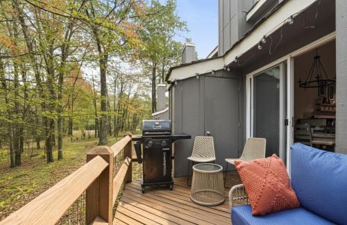 White Haven House | Cozy 2BR Townhouse with Mountain Views & BBQ