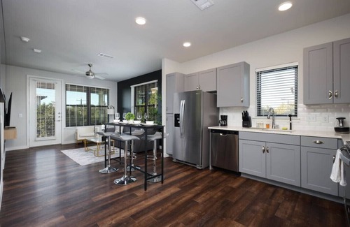 Near East Side Apartment | Cozy 2BR w/Pool, Gym Near Rvrwalk, Dome, Conv Ctr