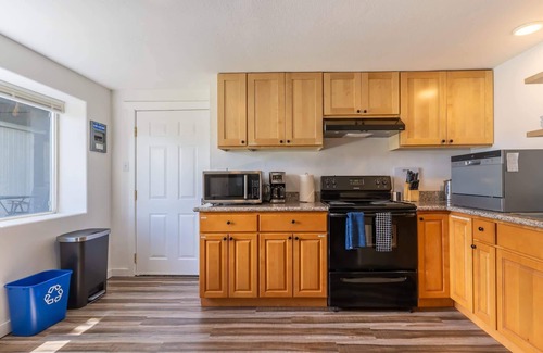 South Park House | Cozy 2BR, WFH Desk + Yard, Flexible Monthly Stays