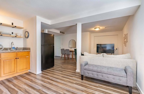 South Park House | Cozy 2BR, WFH Desk + Yard, Flexible Monthly Stays
