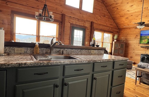 Purlear House | Cozy 2BR with AMAZING views in Buck Mountain