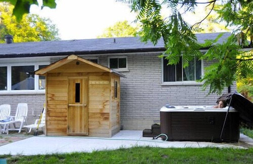Alcona Cottage | Cozy 3 bdr Cottage with Hot Tub & Sauna - Innisfil