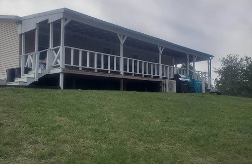 Monticello House | Cozy 3 bdr home - 5 min to the marina, half mile to closest boat ramp