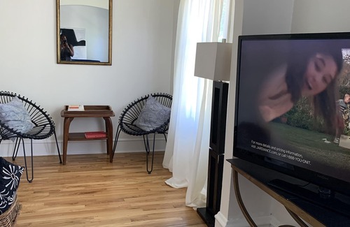 Oak Park Apartment | Cozy 3 Bdrm. Apt. sleeps 5 guests in the historic neighborhood of Oak Park IL