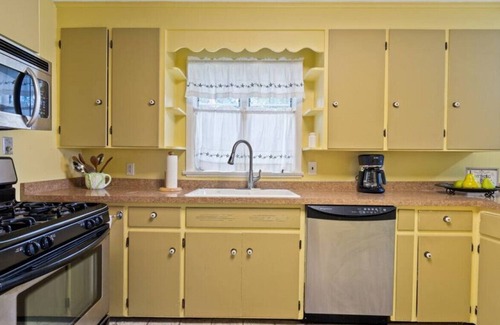 East Irondequoit House | Cozy 3-BDRM Ranch in Irondequoit