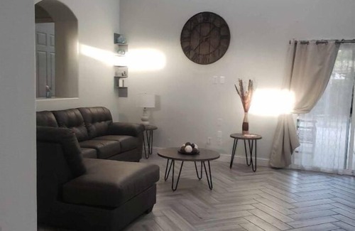 Raisin House | Cozy 3 Bed 2 Bath Home Woodward Park