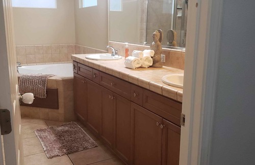 Raisin House | Cozy 3 Bed 2 Bath Home Woodward Park