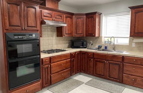 Fresno House | Cozy 3 bed/2 bath with a Brewery Feel Patio
