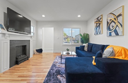 Lynwood House | Cozy 3 bed 2 bathroom duplex near SOFI