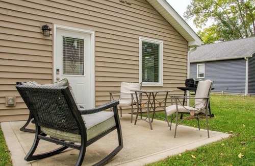 Oxford House | Cozy, 3 Bed & 3.5 Bath - Walk to Uptown & Miami U!