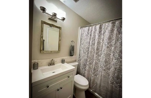 Ellendale House | Cozy 3 bed, 3 bath haven near Shelby Farms Park