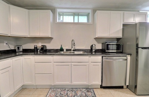 Moncton Apartment | Cozy 3 Bed Apt - 2 min from Moncton Hospital - Pet-Friendly!
