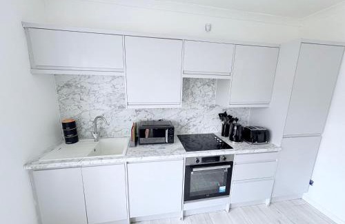 North Glasgow Apartment | Cozy 3 Bed Home, Free Parking 8 min to City Centre