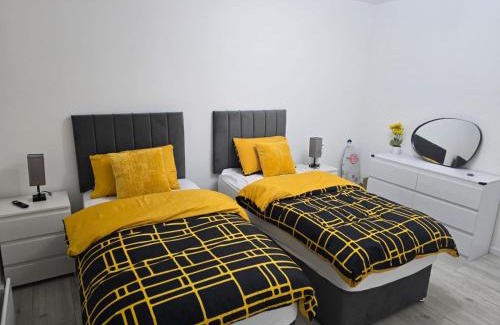 North Glasgow Apartment | Cozy 3 Bed Home, Free Parking 8 min to City Centre