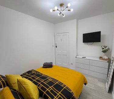 North Glasgow Apartment | Cozy 3 Bed Home, Free Parking 8 min to City Centre