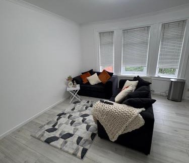 North Glasgow Apartment | Cozy 3 Bed Home, Free Parking 8 min to City Centre