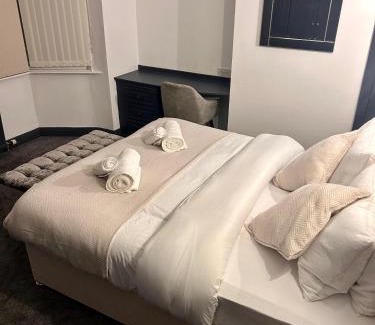 Halifax House | Cozy 3 Bed Home in Halifax with Secure Parking - Long & short stays welcome!
